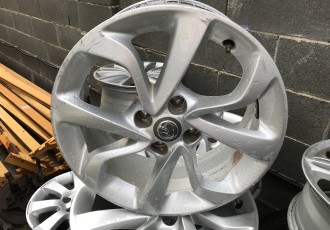 Set Jante Aliaj Originale Patru Prezoane Opel Corsa E Pe 16"